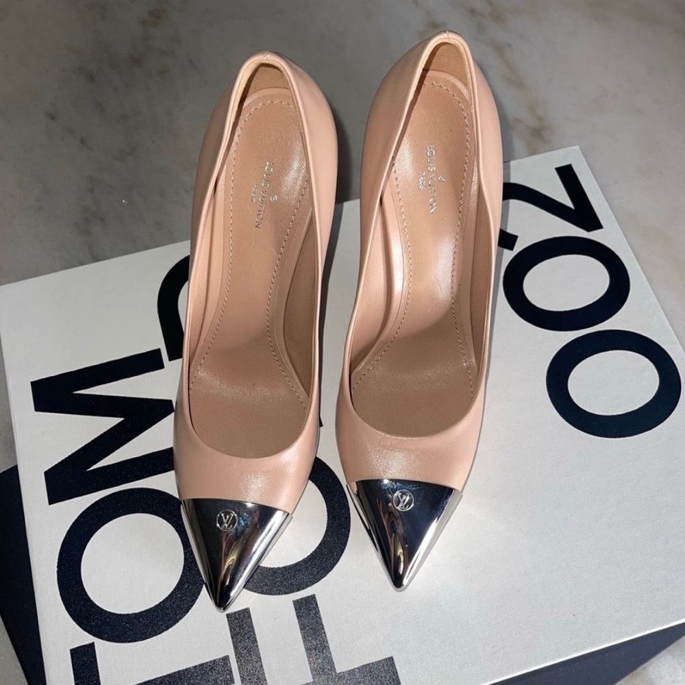 New Louis Vuitton Merry Go Round Metal Cap Pump in Nude - Picture 8 of 17